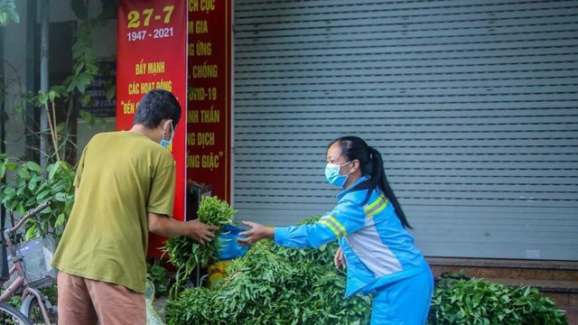 Hai nữ lao công mỗi ngày phát 4 tạ rau miễn cho dân vùng dịch