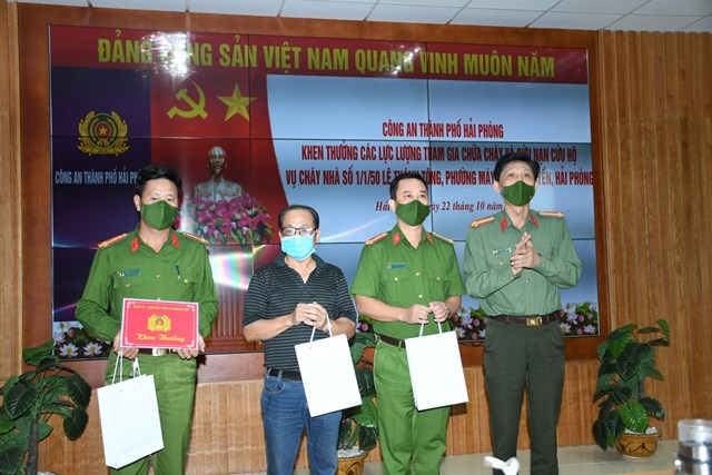 hai-ph242ng-khen-thuong-luc-luong-chua-ch225y-cuu-ca-gia-d236nh-5-nguoi-trong-vu-hoa-hoan_1.jpg