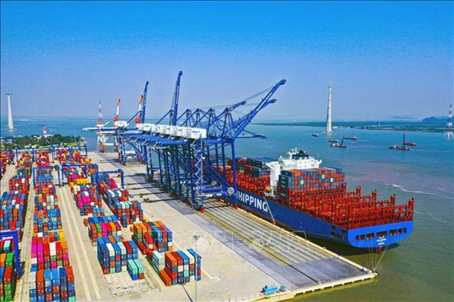 hai-ph242ng-trao-giay-chung-nhan-dang-k253-dau-tu-hai-ben-cang-tong-muc-dau-tu-6425-ty-dong_1.jpg