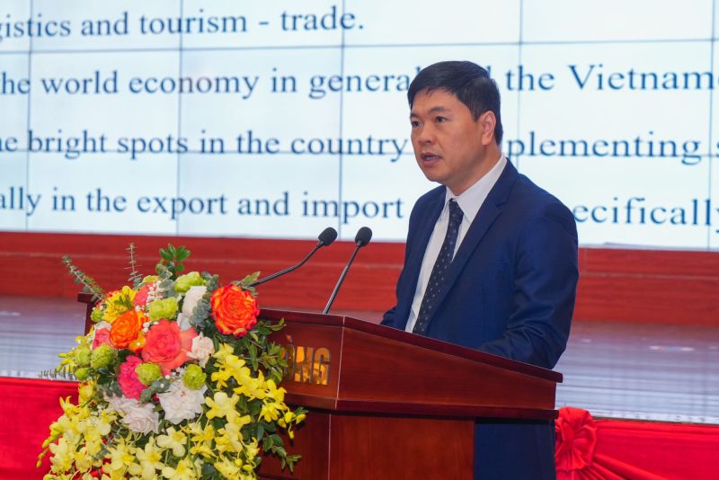 Phó Chủ tịch UBND thành phố Hoàng Minh Cường phát biểu tại hội nghị.