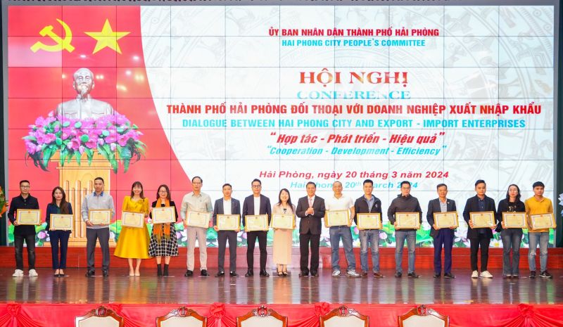 Chủ tịch UBND thành phố Nguyễn Văn Tùng trao tặng Bằng khen cho 48 doanh nghiệp có vốn FDI có thành tích xuất sắc trong xuất khẩu.
