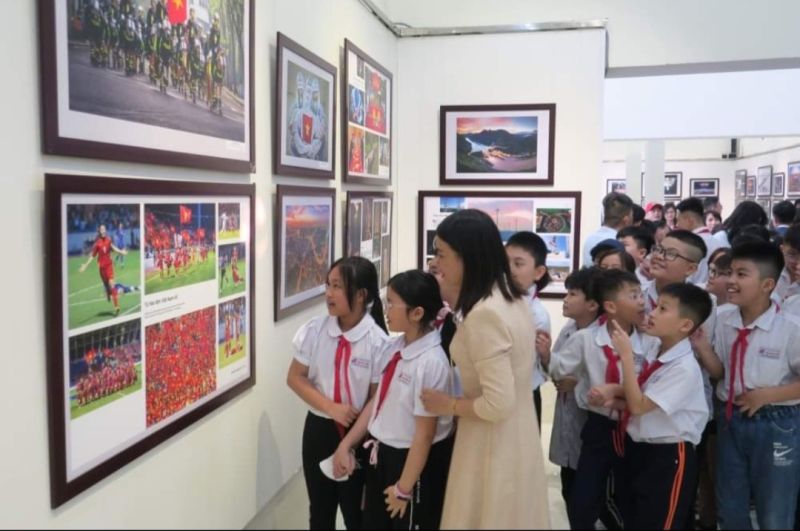 Đông đảo công chúng đến tham dự triển lãm Ảnh nghệ thuật Việt Nam tại Hải Phòng