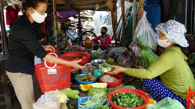 Hạn chế đi chợ để tránh lây lan dịch bệnh
