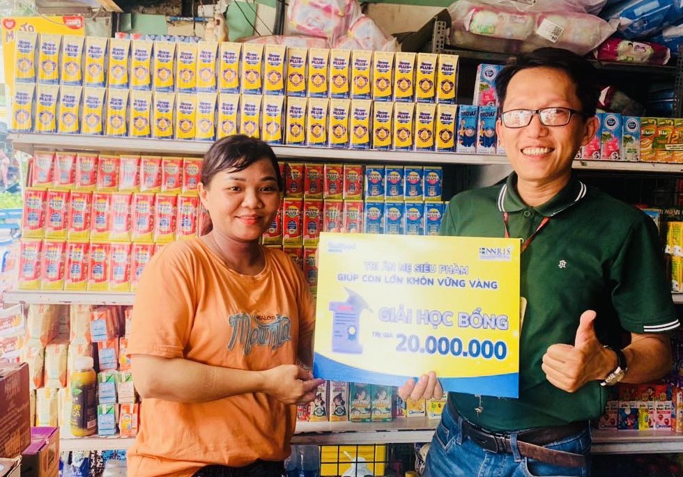 Các khách hàng vui mừng khi nhận giải thưởng giá trị của nhãn hiệu Nutifood GrowPLUS+ Các khách hàng vui mừng khi nhận giải thưởng giá trị của nhãn hiệu Nutifood GrowPLUS+