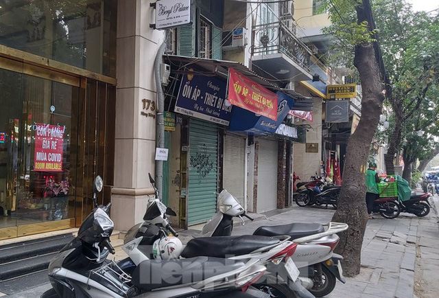 Hàng loạt khách sạn, cửa hàng Hà Nội treo biển cho thuê sau Tết - Ảnh 3.