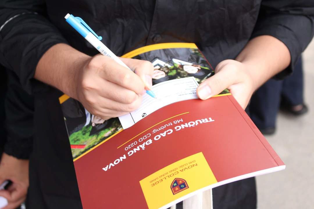 Hàng ngàn học sinh thăm quan gian hàng của Trường cao đẳng Nova
