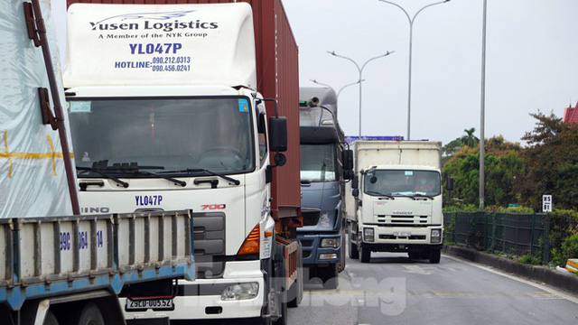 Hàng nghìn xe tải nườm nượp qua chốt COVID-19 trên QL5 ra cảng Hải Phòng - Ảnh 9.