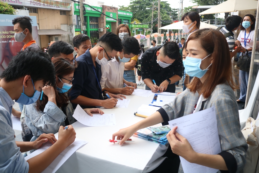 Hàng trăm nhân viên, tình nguyện viên Shinhan Finance hiến máu vì cộng đồng