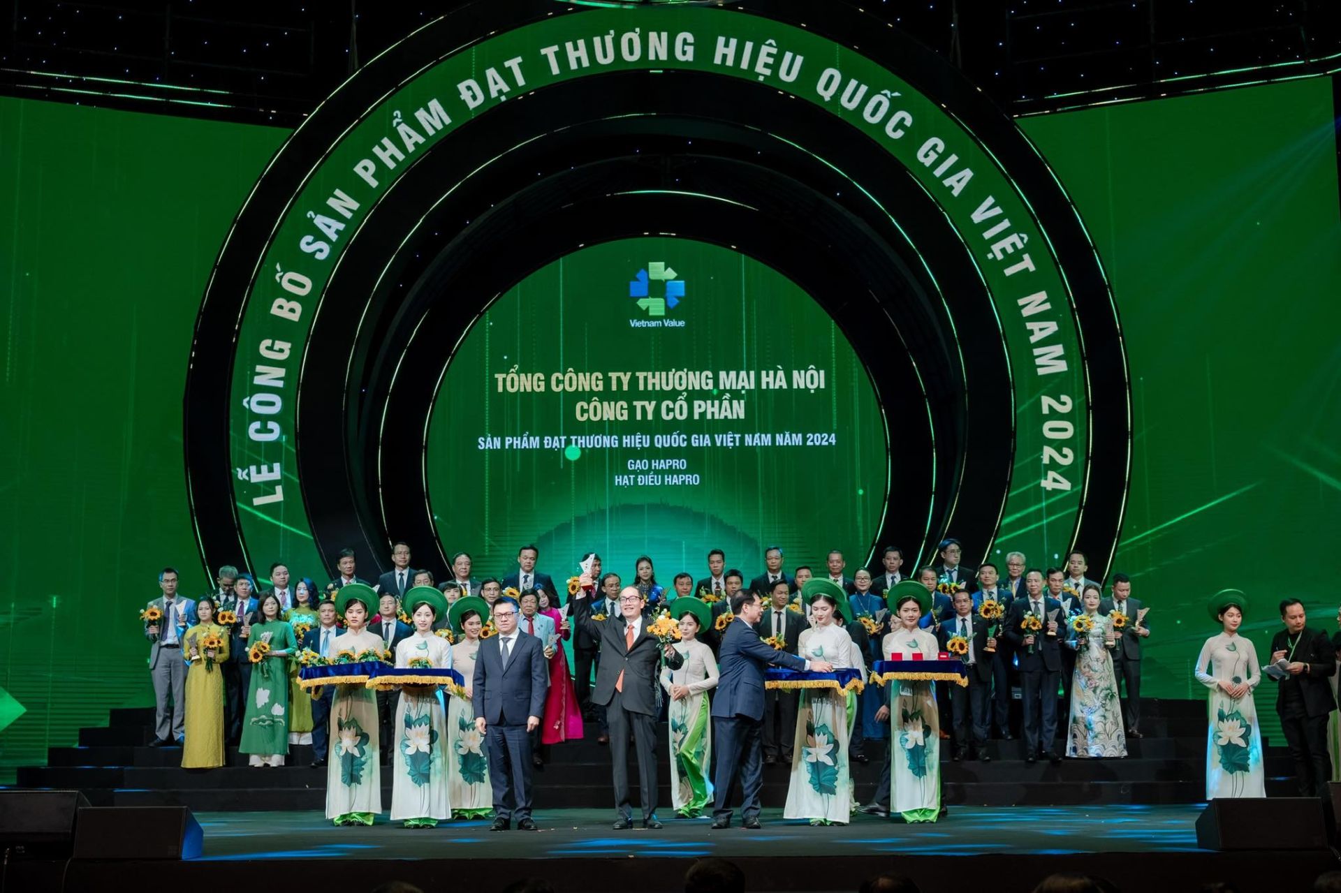 Những sản phẩm “Vươn mình tiến vào kỷ nguyên xanh”: Gạo & hạt điều Hapro