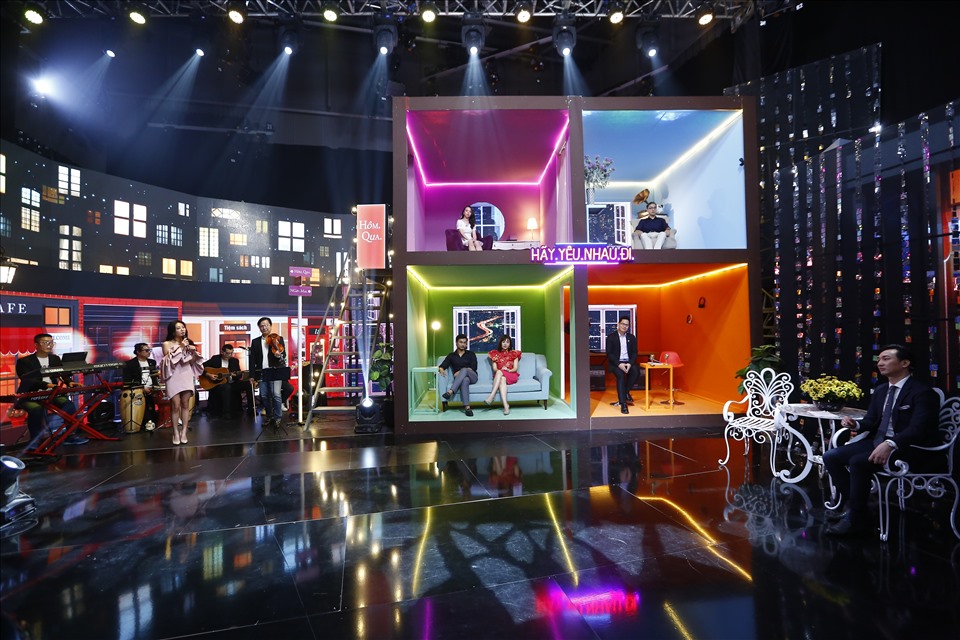 Sân khấu của chương trình “Hãy yêu nhau đi” được thiết kế mô phỏng một khu chung cư với nhiều ô nhà sáng đèn. Ảnh: VTV