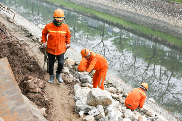  Hệ thống cống ngầm gom nước thải giải cứu sông Tô Lịch được lắp đặt ra sao? - Ảnh 5.