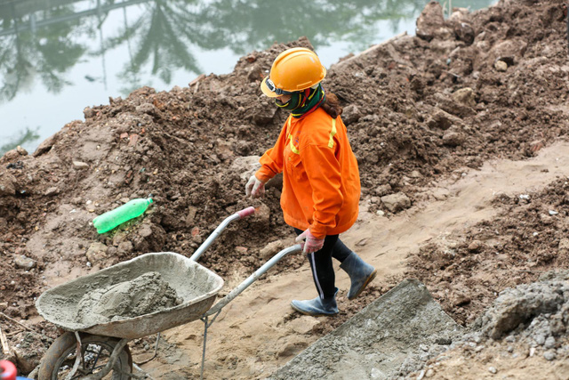  Hệ thống cống ngầm gom nước thải giải cứu sông Tô Lịch được lắp đặt ra sao? - Ảnh 7.