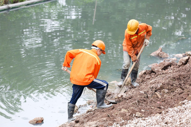  Hệ thống cống ngầm gom nước thải giải cứu sông Tô Lịch được lắp đặt ra sao? - Ảnh 9.