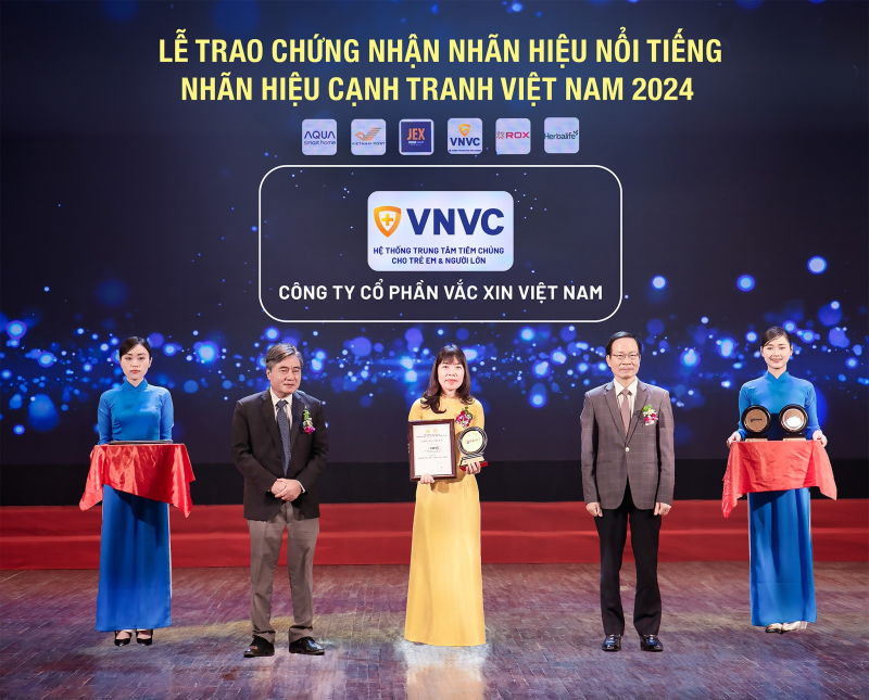 Đại diện Hệ thống trung tâm tiêm chủng VNVC nhận chứng nhận top 10 “Nhãn hiệu nổi tiếng Việt Nam 2024”