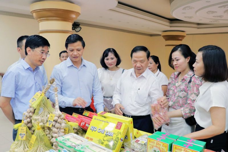 Phó Chủ tịch Thường trực UBND tỉnh Bắc Ninh Vương Quốc Tuấn (thứ 2 từ trái qua) thăm quan các sản phẩm OCOP cấp tỉnh