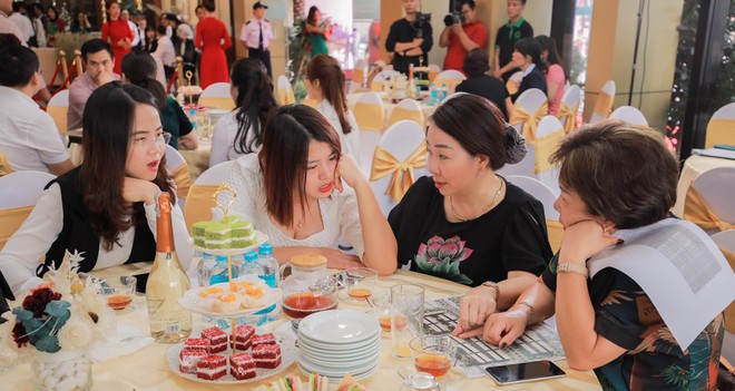 Khách hàng được tư vấn chuyên sâu để lựa chọn căn shophouse ưng ý