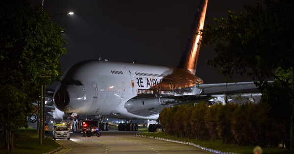 Hình ảnh độc nhất vô nhị: Siêu máy bay A380 xếp hàng đi trên đường phố Singapore và cái kết buồn cho những gã khổng lồ của bầu trời