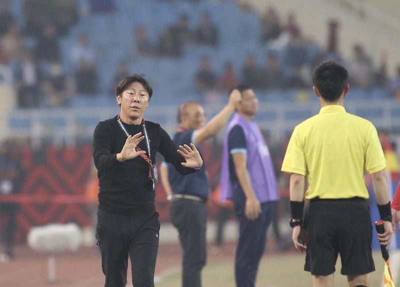 Shin Tae-yong phàn nàn với trợ lý trọng tài trong trận bán kết lượt về AFF Cup 2022 giữa Việt Nam và Indonesia. ẢNH: ANH THỎA