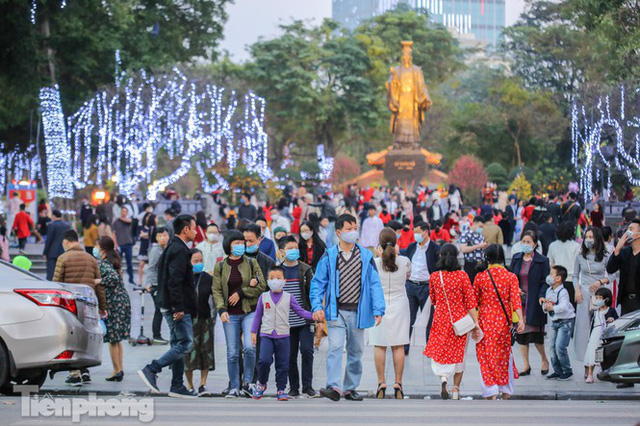 Hồ Gươm đông đúc ngày Tết, nhiều người thờ ơ với khẩu trang - Ảnh 19.