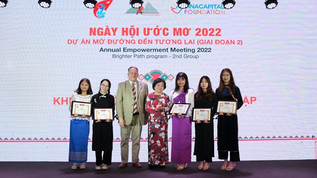 Hỗ trợ học bổng suốt 7 năm cho nữ sinh dân tộc thiểu số