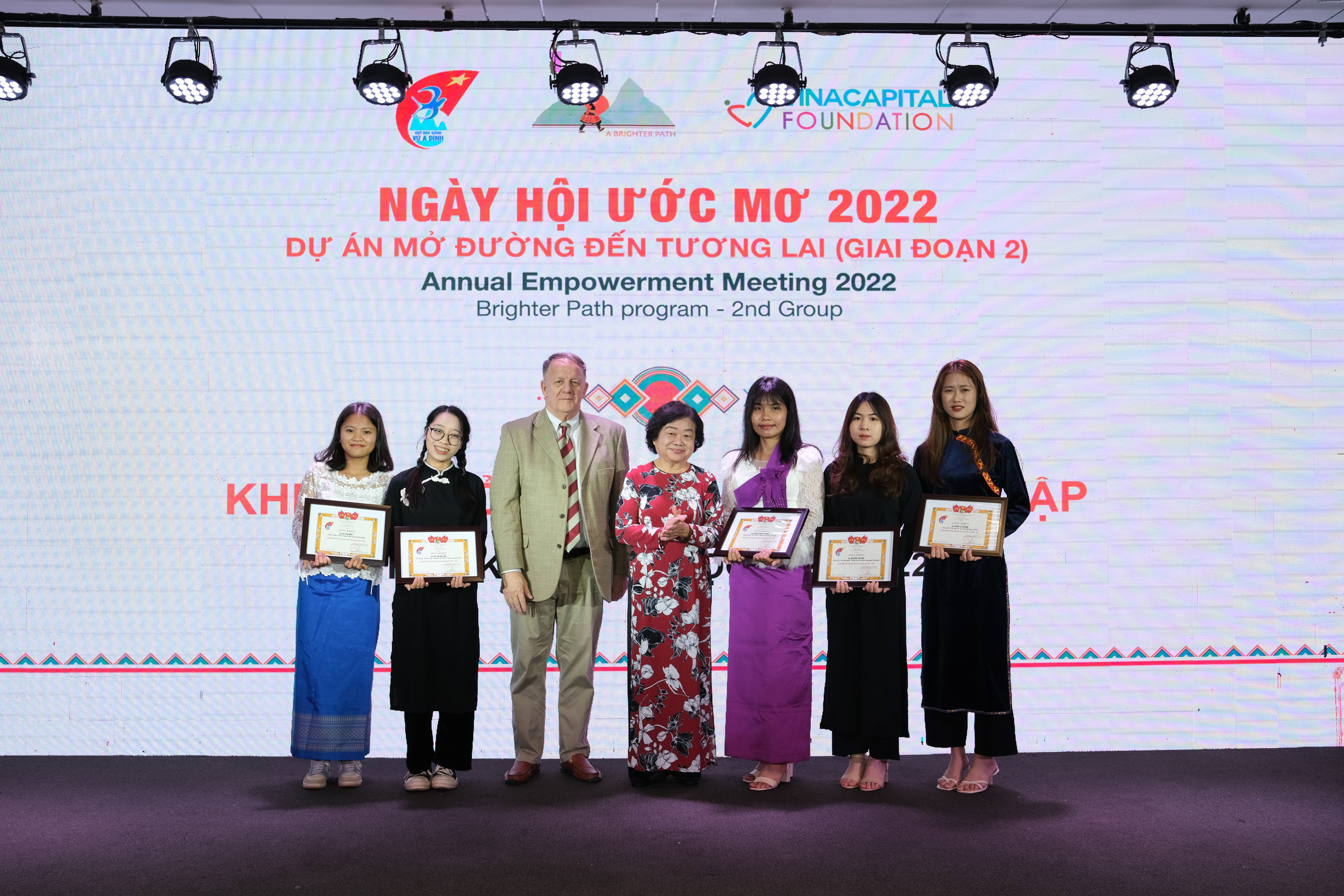 ho-tro-hoc-bong-suot-7-nam-cho-nu-sinh-d226n-toc-thieu-so_1.jpg ho-tro-hoc-bong-suot-7-nam-cho-nu-sinh-d226n-toc-thieu-so_1.jpg