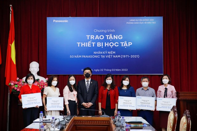 ho-tro-thiet-bi-hoc-tap-v224-tu-s225ch-cho-15-truong-hoc-o-d244ng-anh-hung-y234n-v224-b236nh-duong_1.jpg ho-tro-thiet-bi-hoc-tap-v224-tu-s225ch-cho-15-truong-hoc-o-d244ng-anh-hung-y234n-v224-b236nh-duong_1.jpg