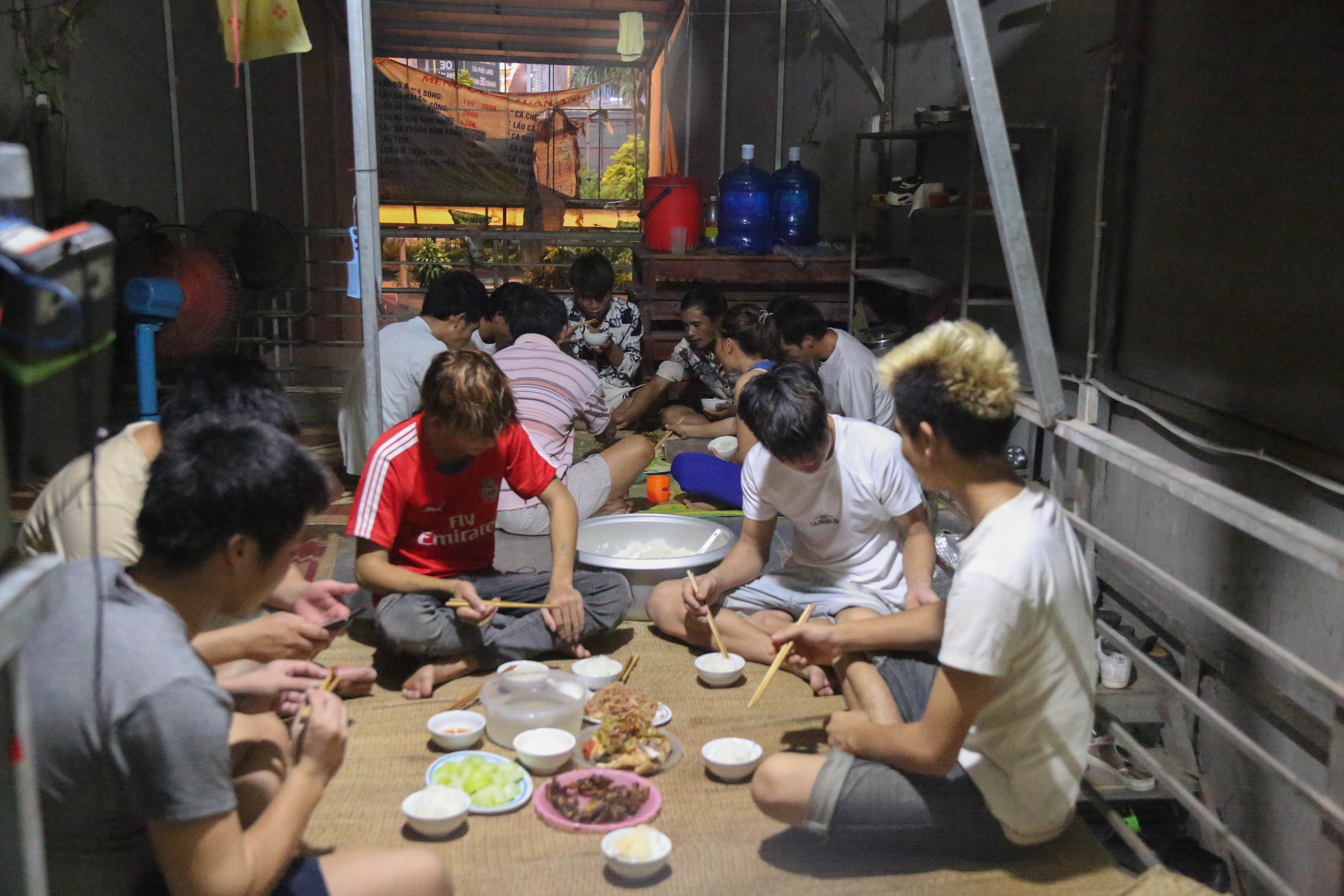 ho224n-canh-b237-b225ch-cua-nhung-c244ng-nh226n-39mac-ket39-tai-thu-d244-do-dich-covid-19_3.jpg ho224n-canh-b237-b225ch-cua-nhung-c244ng-nh226n-39mac-ket39-tai-thu-d244-do-dich-covid-19_3.jpg
