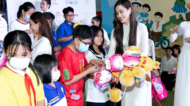 Hoa hậu Đỗ Thị Hà, Thùy Tiên tổ chức Trung thu cho hơn 400 trẻ em khó khăn