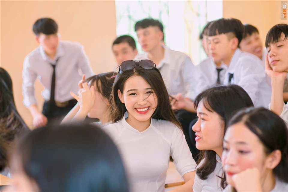 Hoa hậu Đỗ Thị Hà ôn kỷ niệm thi THPT