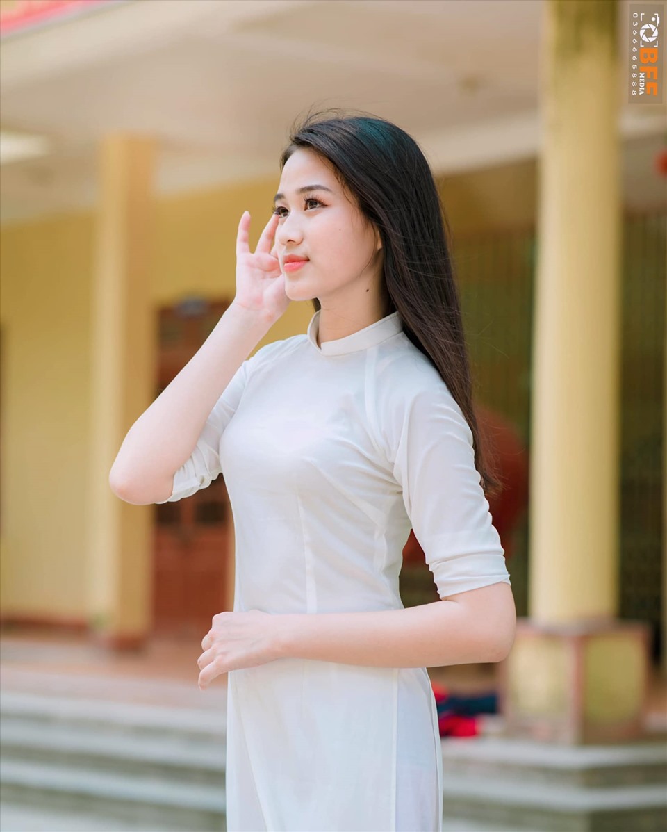 Loạt khoảnh khắc hoa hậu Đỗ Thị Hà chụp ảnh với áo dài trắng. Ảnh: SV.