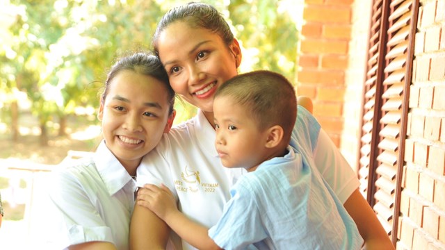 Hoa hậu H’Hen Niê trao quà Trung thu cho các em nhỏ tại Làng trẻ SOS Đà Nẵng