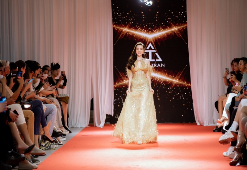 Hoa hậu Hoàng Dung trình diễn tại Thailand Fashion Week 2022