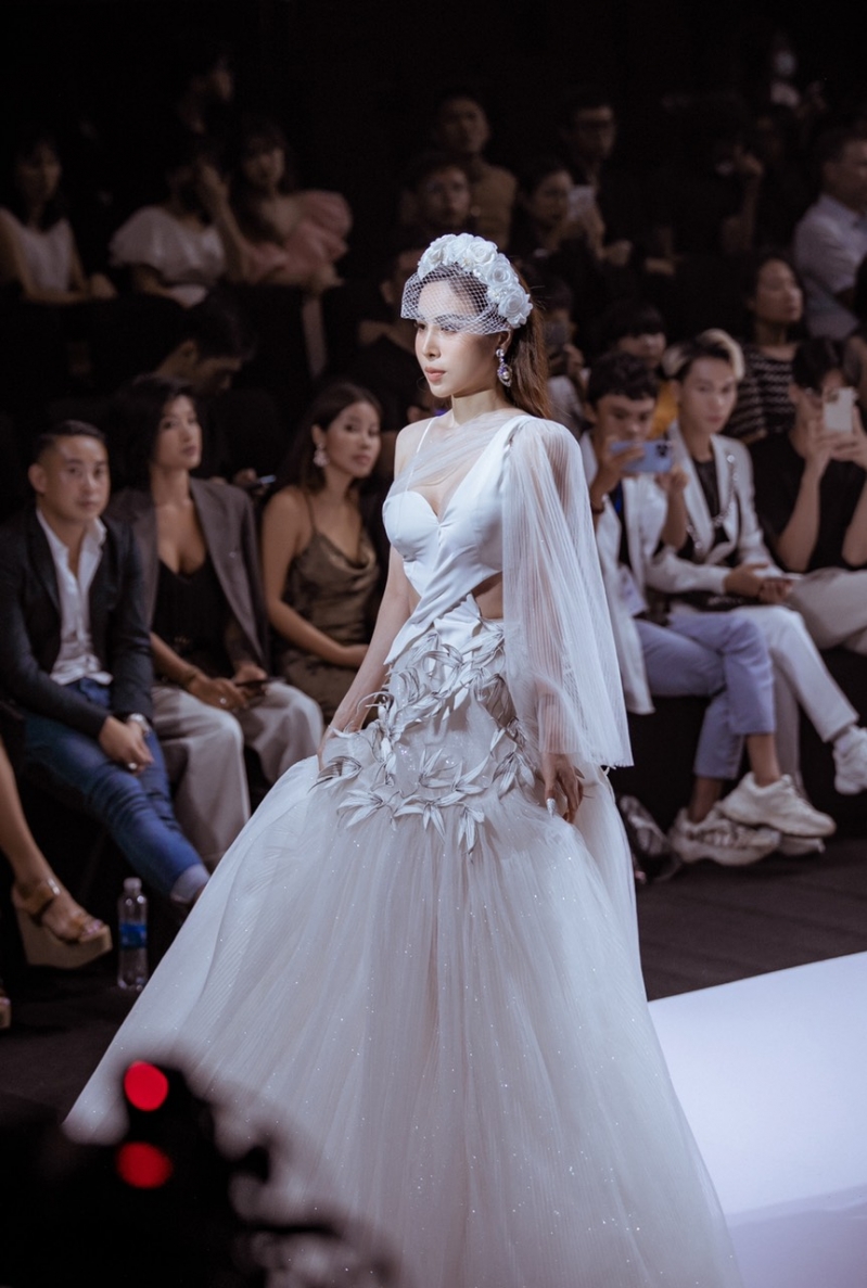 Hoàng Dung tại Vietnam International Fashion Week 2022