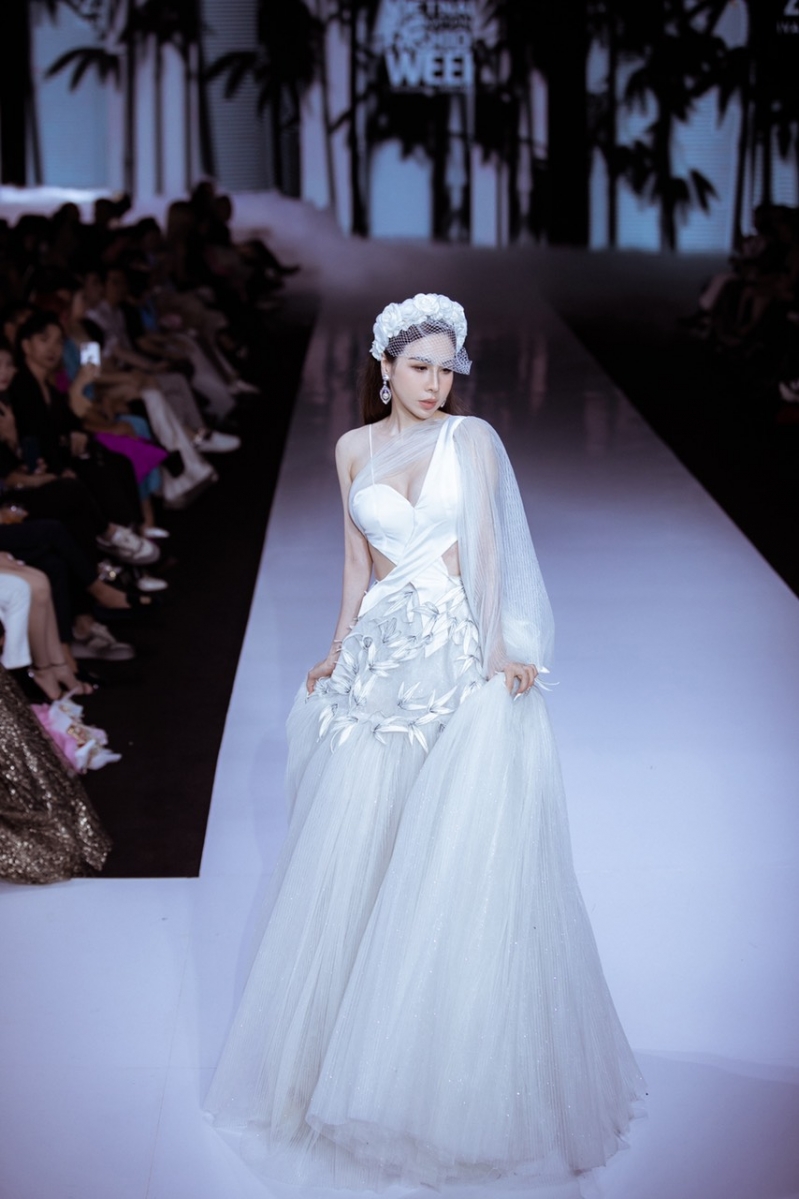 Hoàng Dung làm first face tại Vietnam International Fashion Week hồi tháng 5