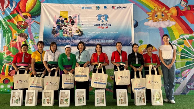 Hoa hậu Lương Thùy Linh tặng quà tri ân thầy cô vùng cao vượt khó nhân ngày 20-11