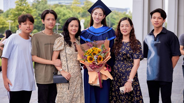 Hoa hậu Lương Thuỳ Linh rạng rỡ nhận bằng tốt nghiệp loại xuất sắc