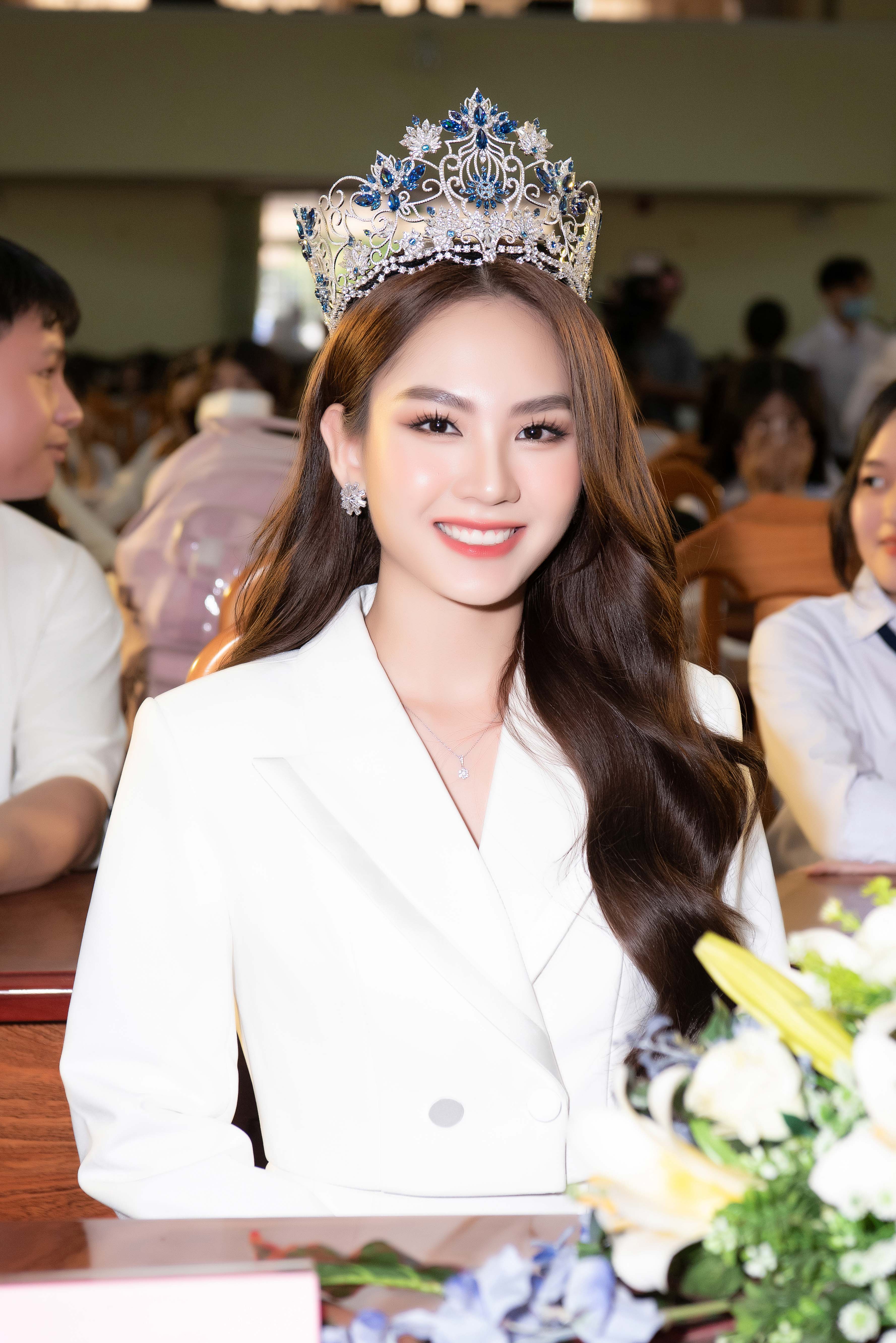 hoa-hau-mai-phuong-193-hau-phuong-anh-truyen-cam-hung-thi-hoa-hau-cho-c225c-ban-tre_2.jpg