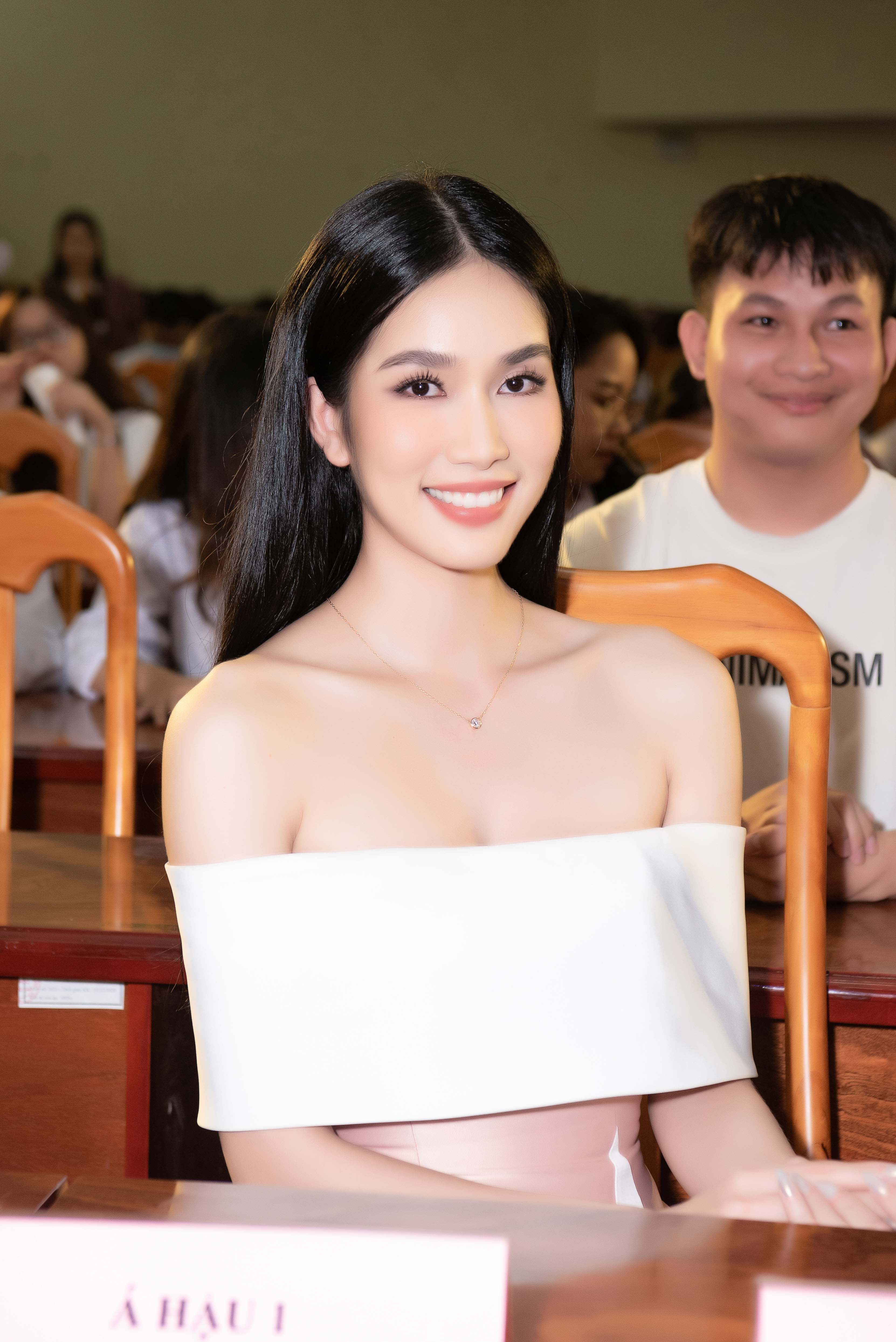 hoa-hau-mai-phuong-193-hau-phuong-anh-truyen-cam-hung-thi-hoa-hau-cho-c225c-ban-tre_3.jpg