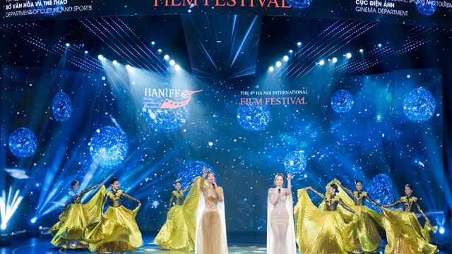 Hoa hậu Mai Phương cùng Á hậu Kiều Loan khoe giọng hát nội lực tại Liên hoan phim Quốc tế
