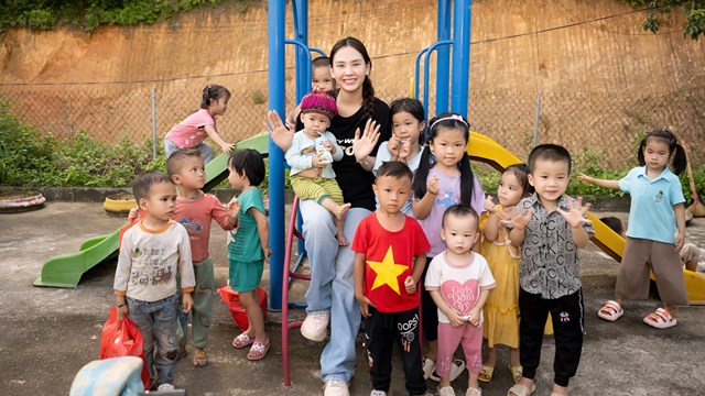Hoa hậu Mai Phương xây dựng chuỗi dự án 'chăm em đến trường' 