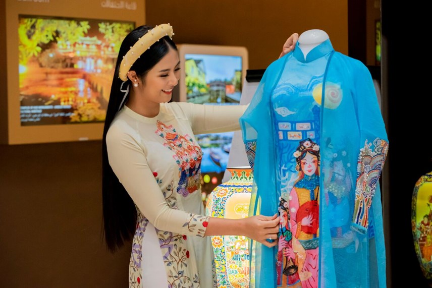 hoa-hau-ngoc-h226n-dau-d225u-noi-niem-mang-225o-d224i-truyen-thong-vuon-tam-the-gioi_2.jpg hoa-hau-ngoc-h226n-dau-d225u-noi-niem-mang-225o-d224i-truyen-thong-vuon-tam-the-gioi_2.jpg