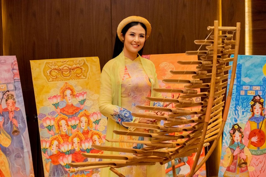 hoa-hau-ngoc-h226n-dau-d225u-noi-niem-mang-225o-d224i-truyen-thong-vuon-tam-the-gioi_3.jpg hoa-hau-ngoc-h226n-dau-d225u-noi-niem-mang-225o-d224i-truyen-thong-vuon-tam-the-gioi_3.jpg