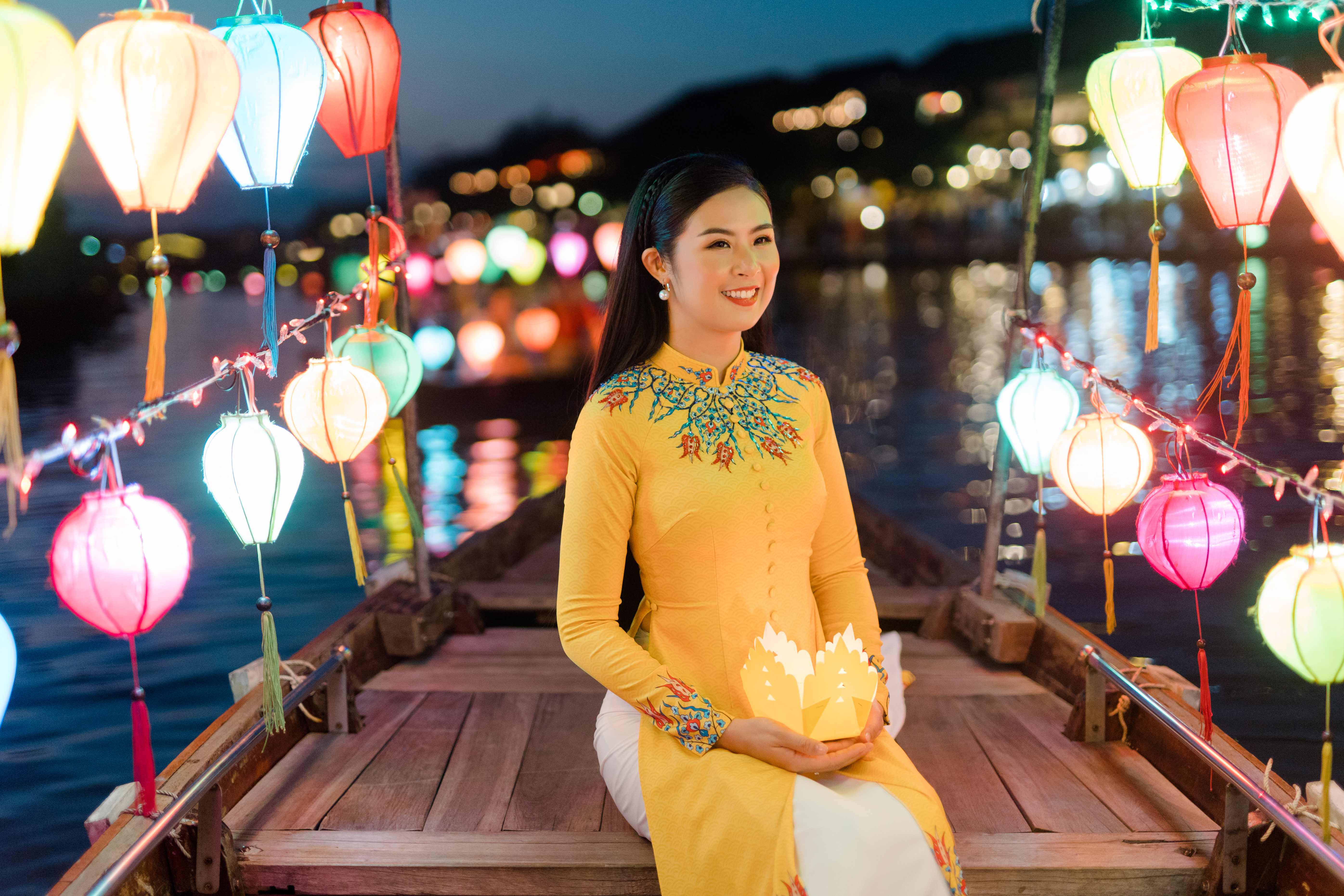 hoa-hau-ngoc-h226n-dau-d225u-noi-niem-mang-225o-d224i-truyen-thong-vuon-tam-the-gioi_8.jpg hoa-hau-ngoc-h226n-dau-d225u-noi-niem-mang-225o-d224i-truyen-thong-vuon-tam-the-gioi_8.jpg