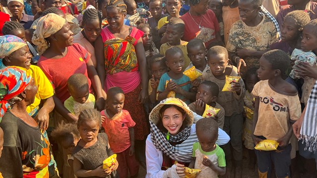 Hoa hậu Thùy Tiên sang Angola nghiệm thu giếng nước sạch tặng người dân