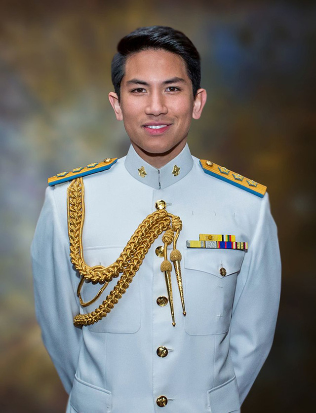 Hoàng tử điển trai nhất Brunei - người thừa kế 20 tỷ USD “cực phẩm” từ đầu đến chân từng làm MXH náo loạn giờ có cuộc sống thế nào? - Ảnh 2. Hoàng tử điển trai nhất Brunei - người thừa kế 20 tỷ USD “cực phẩm” từ đầu đến chân từng làm MXH náo loạn giờ có cuộc sống thế nào? - Ảnh 2.