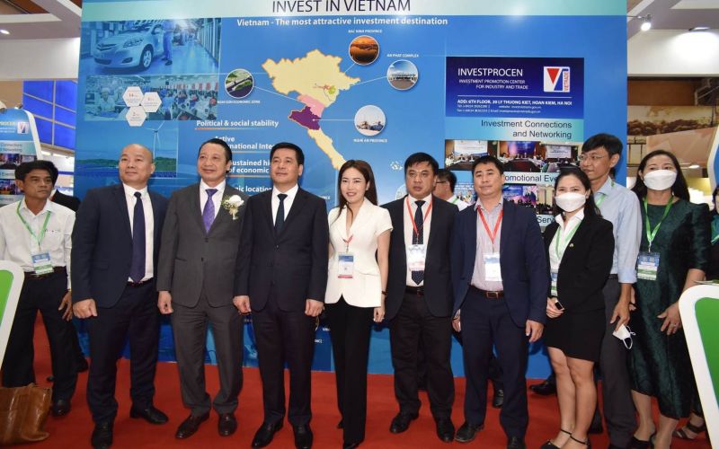 Bộ trưởng Bộ Công Thương Nguyễn Hồng Diên và các đại biểu tham quan khu gian hàng Bộ trưởng Bộ Công Thương Nguyễn Hồng Diên và các đại biểu tham quan khu gian hàng