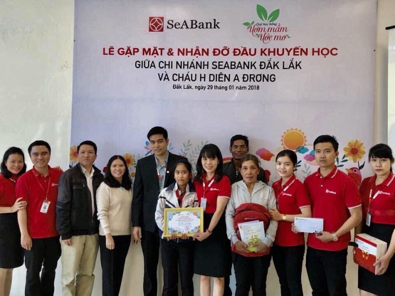 Ảnh 3: Em H Diên A Đrơng (Đắk Lắk) cùng gia đình cảm kích khi nhận học bổng trọn đời phổ thông do Quỹ Ươm mầm Ước mơ của Ngân hàng SeABank trao tặng từ năm 2018.