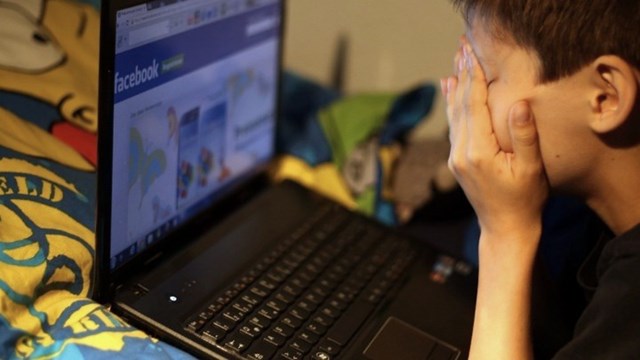 Học online triền miên, làm thế nào để học sinh không 'sa chân' trên mạng?