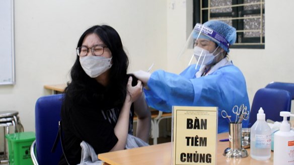 Học sinh Hà Nội được tiêm vaccine ngừa Covid-19