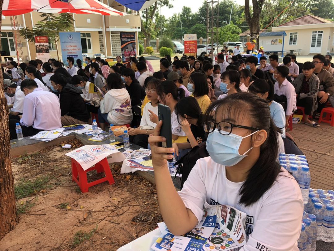 Học sinh lớp 10 quay lại chương trình Tư vấn mùa thi để dành xem